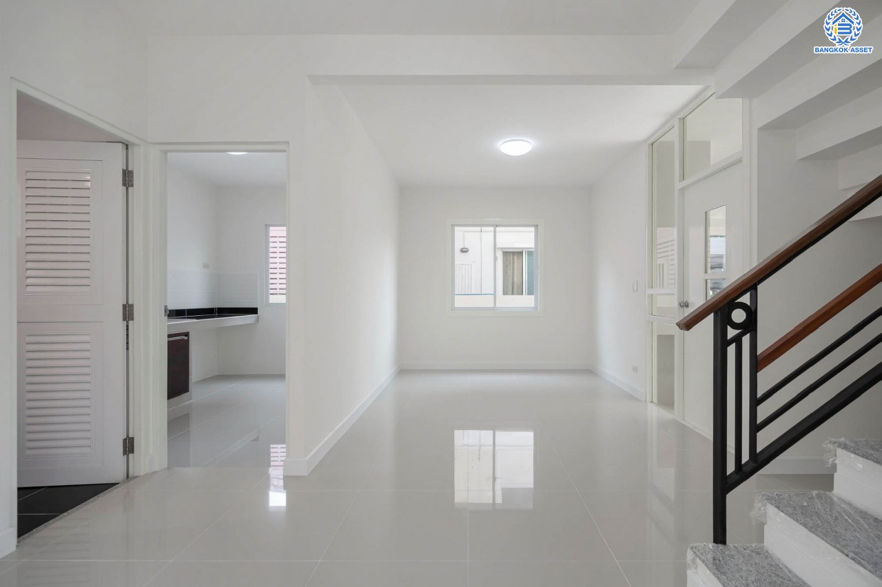 บ้านมือสองตกแต่งใหม่ โครงการ โฮมเพลส วงแหวน-รัตนาธิเบศร์ เนื้อที่ 51.10 ตร.ว. ฟังก์ชัน 3 ห้องนอน 2 ห้องน้ำ ที่จอดรถ 2 คัน ตั้งอยู่บนทำเลแห่งการเดินทาง เชื่อมต่อถนนรัตนาธิเบศร์ ใกล้ห้างเซ็นทรัล เวสต์เกต ใกล้รถไฟฟ้า "สถานีตลาดบางใหญ่"